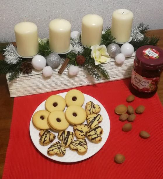 Linecké cukroví s mandlemi a skořicí slepené džemem